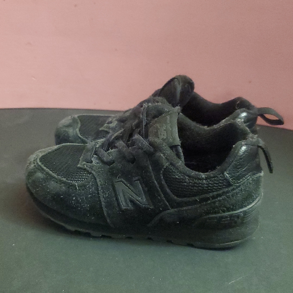 Kids Black Suede New Balance No-tie Sneakers 7.5 Toddler